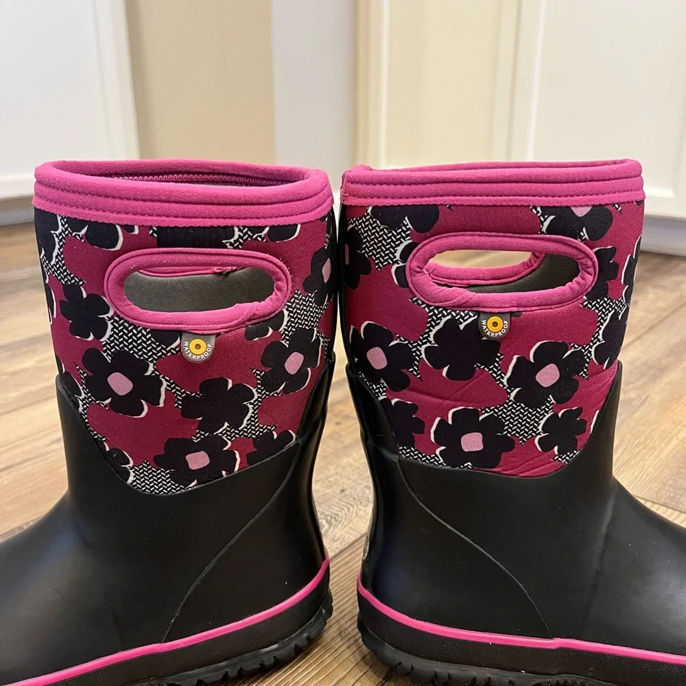EUC BOG Boots Petal Floral print, Black and Pink Waterproof rain/snow, Size 2